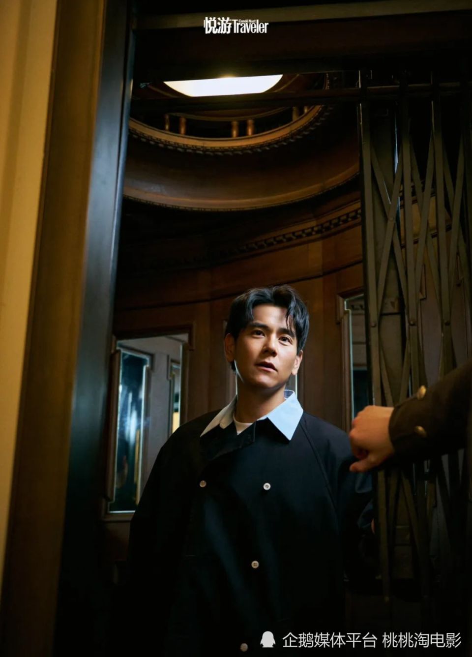 男星彭于晏《悦游》封面大片,阳光帅气漫游城市山海间