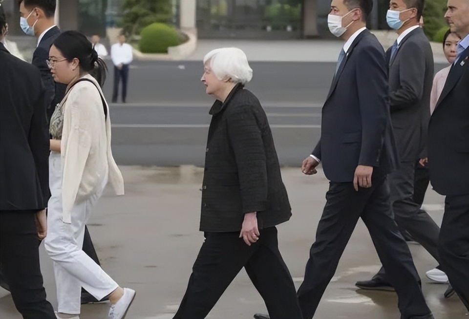 此外,主持人还询问耶伦打算如何应对中国,她则表示美国"已经准备好了