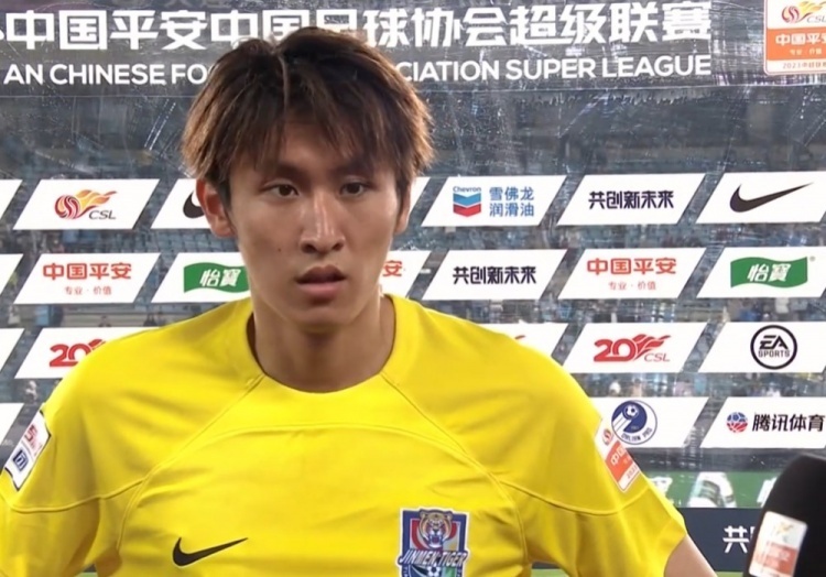 谢维军上半场我们踢得比较艰难过程不太顺利但拿下了比赛