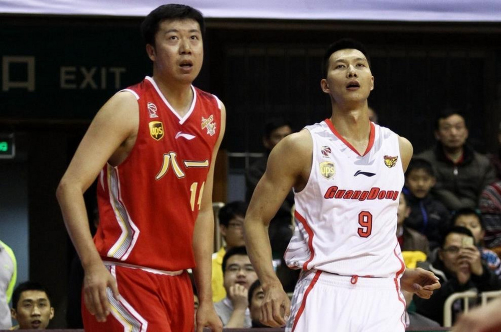 感动王治郅给易建联系领带易建联调侃你的梦幻脚步我学会了