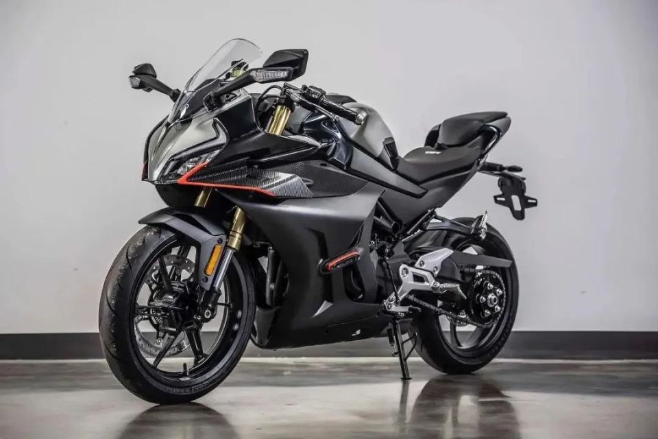 未开工先降价——春风250sr单摇臂版直降2600,450nk降