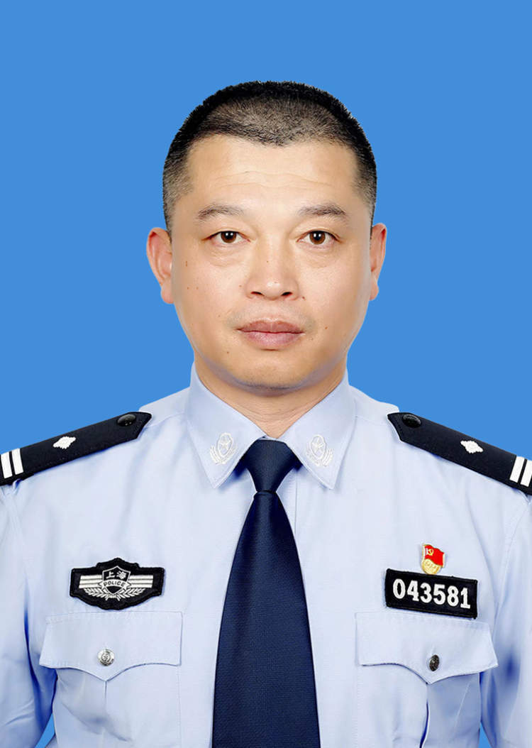 夏新平,男,汉族,1978年9月生,中共党员,1994年入伍,2010年退役,现任