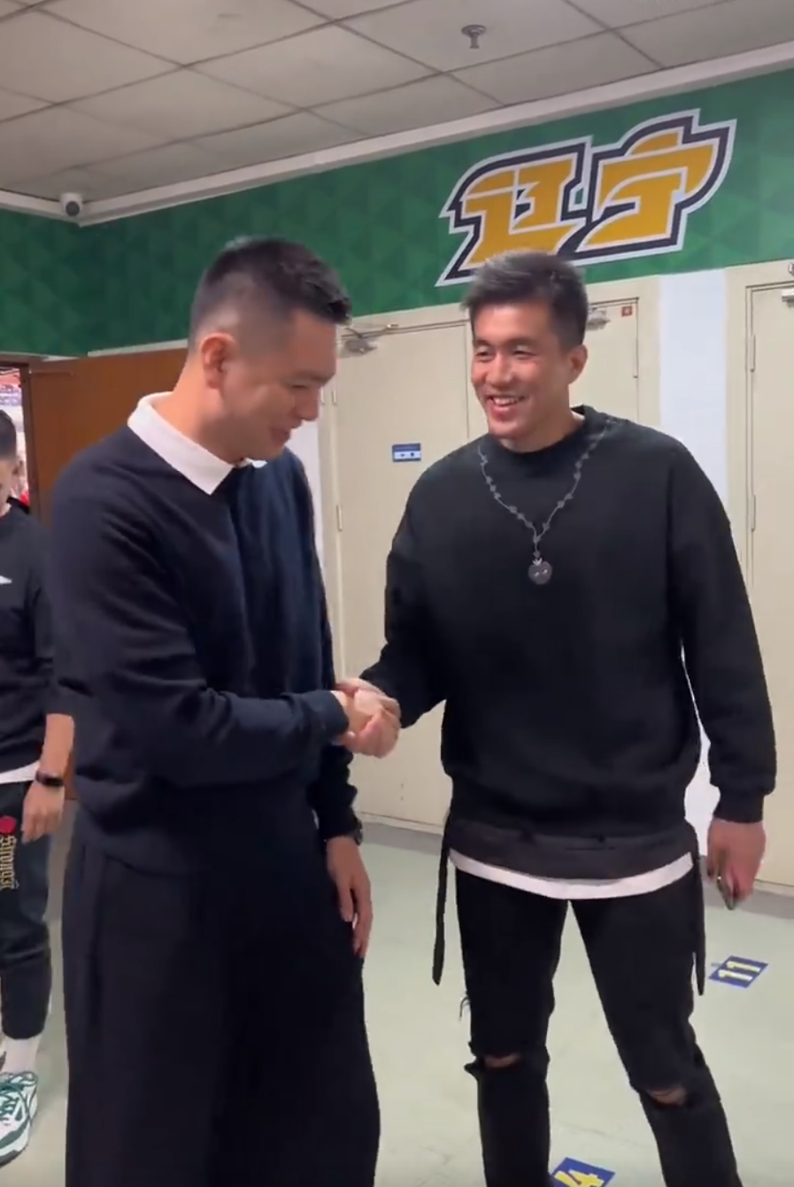 重情义郭艾伦球员通道迎接杨鸣回归杨导领完戒指艾伦抓住手不让他走