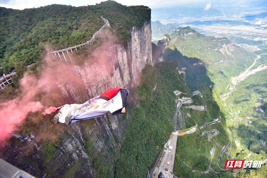 第十一届翼装飞行世锦赛在张家界天门山开赛 中国选手张树鹏晋级决赛圈_腾讯新闻