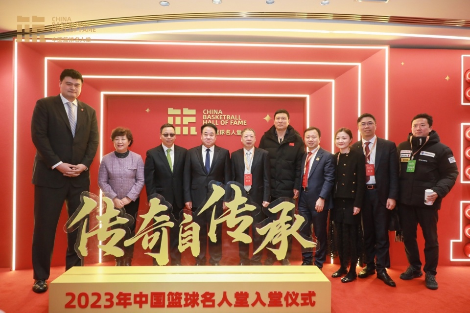 中国篮球名人堂入堂仪式:张卫平高光演讲 姚明为92年女篮颁奖_腾讯