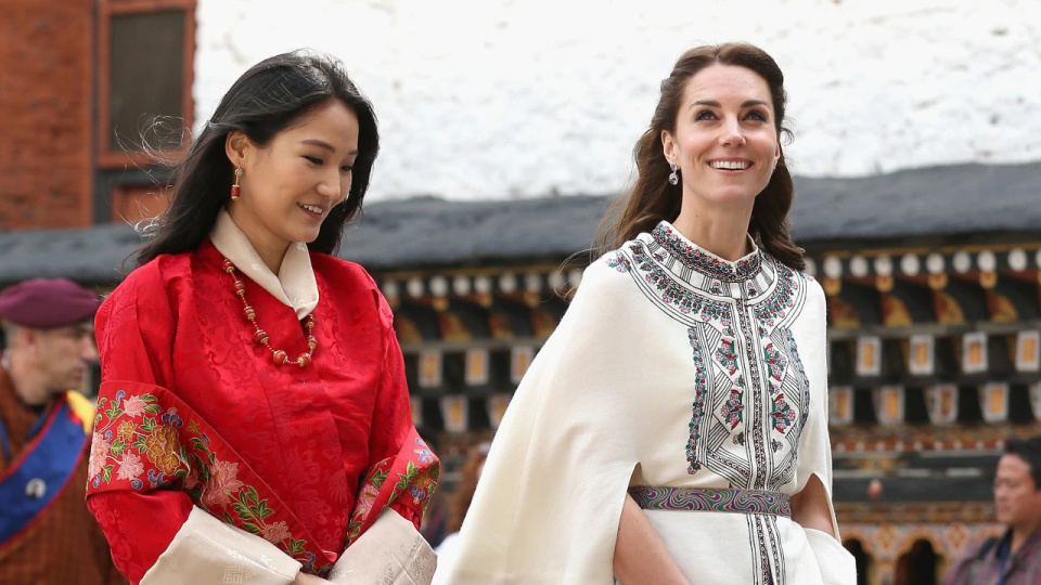 不丹国王全家出访33岁王后越发神似凯特8岁龙太子接受90度鞠躬