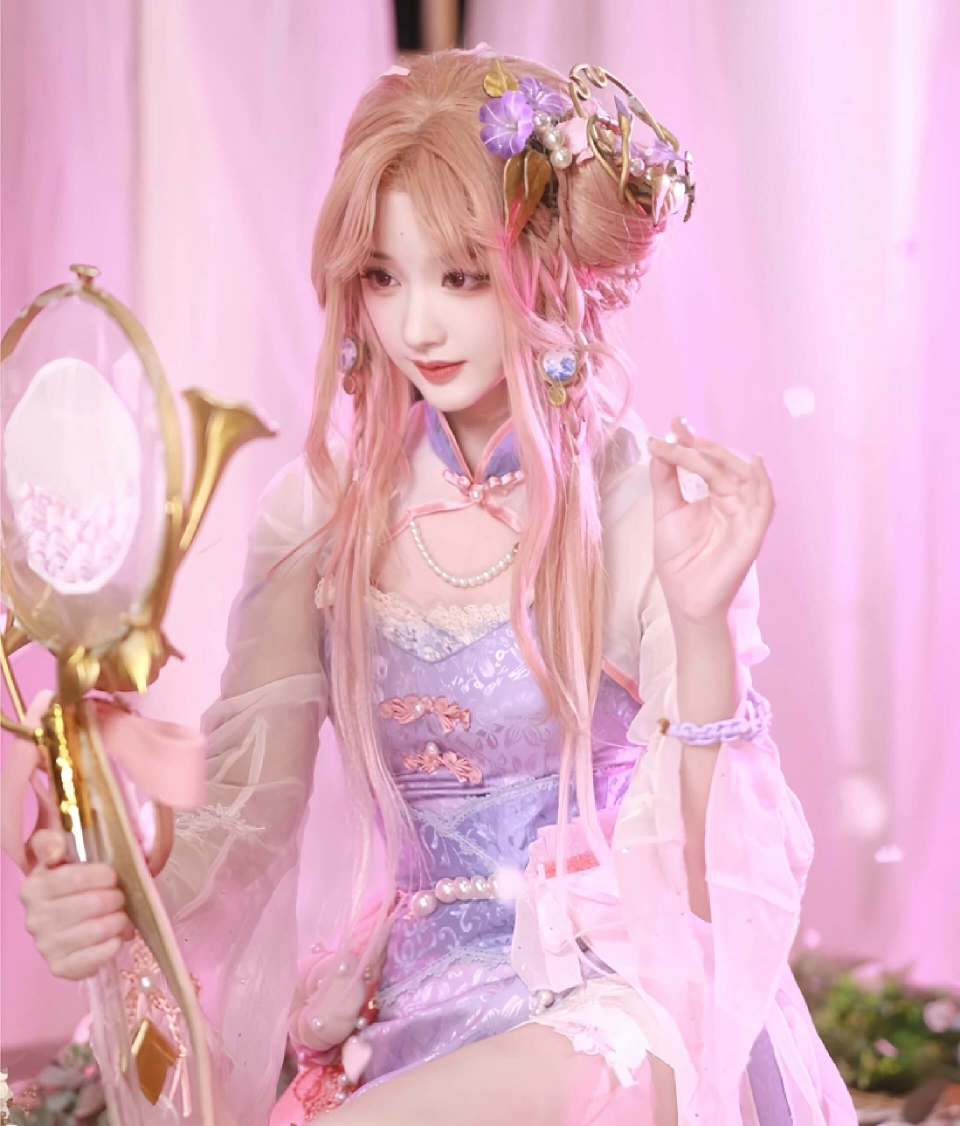 王者解说琪琪cos王昭君,红色女仆裙,可爱爆了,玩家:建模脸