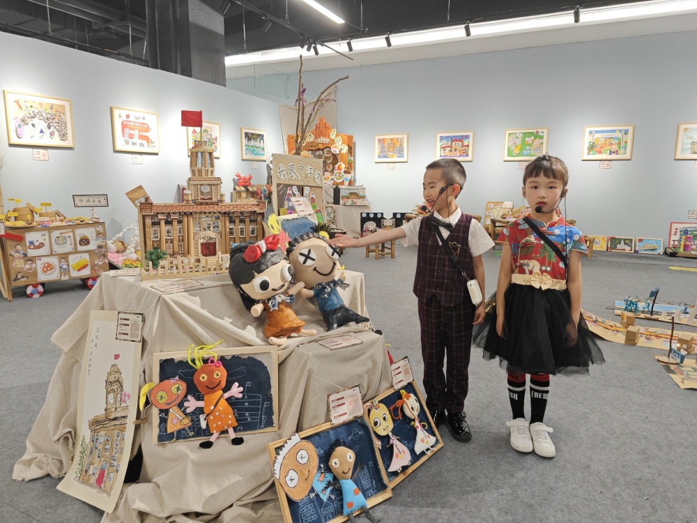 活动启幕,江汉区六渡桥幼儿园的老师肖燃和江汉区尚秀幼儿园的小朋友