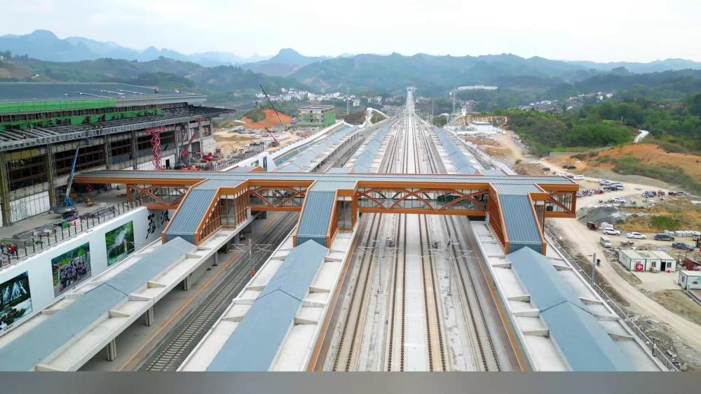 贵南高铁荔波站加速建设中_腾讯新闻