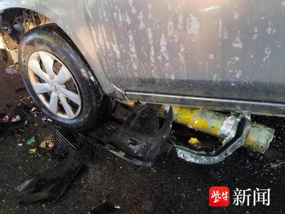 夜晚碰上雨天视野差男子一不留心驾车撞上铁柱子