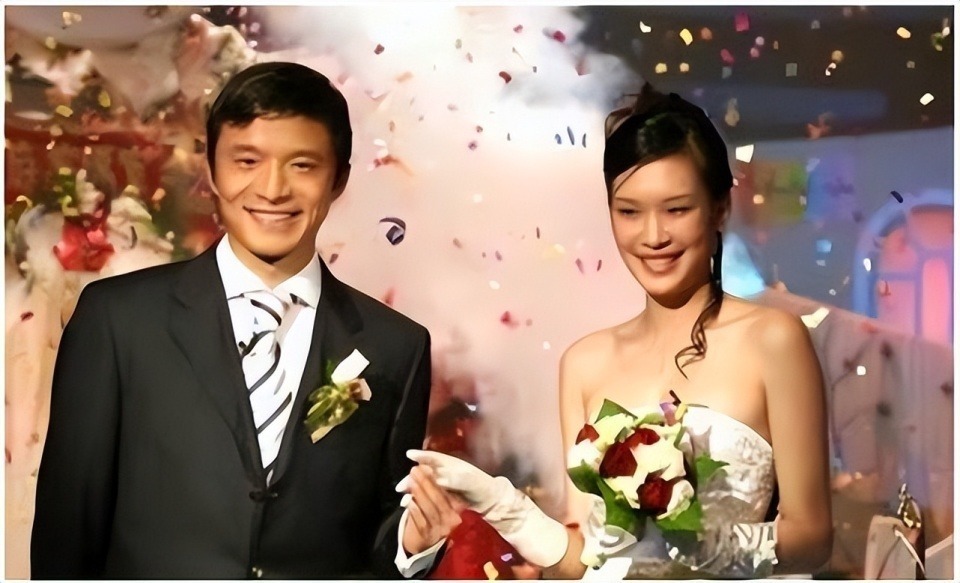 19年之前,谢晖曾经与名模佟晨洁在上海结婚,当时两人被称为"中国的