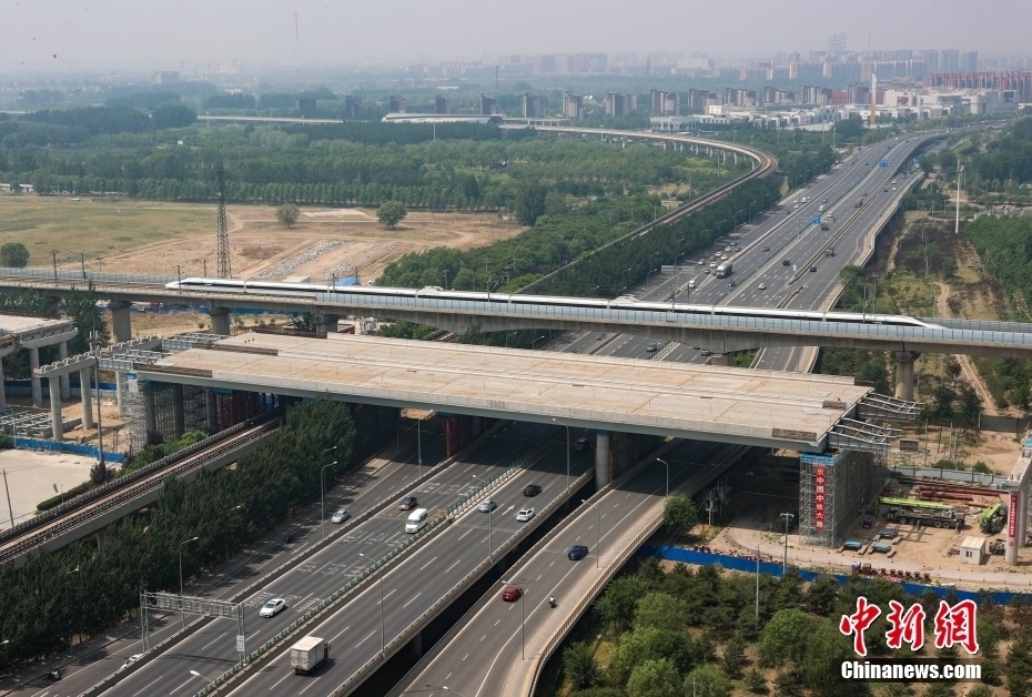 京雄高速公路(北京段)成功上跨地铁房山线和京良路