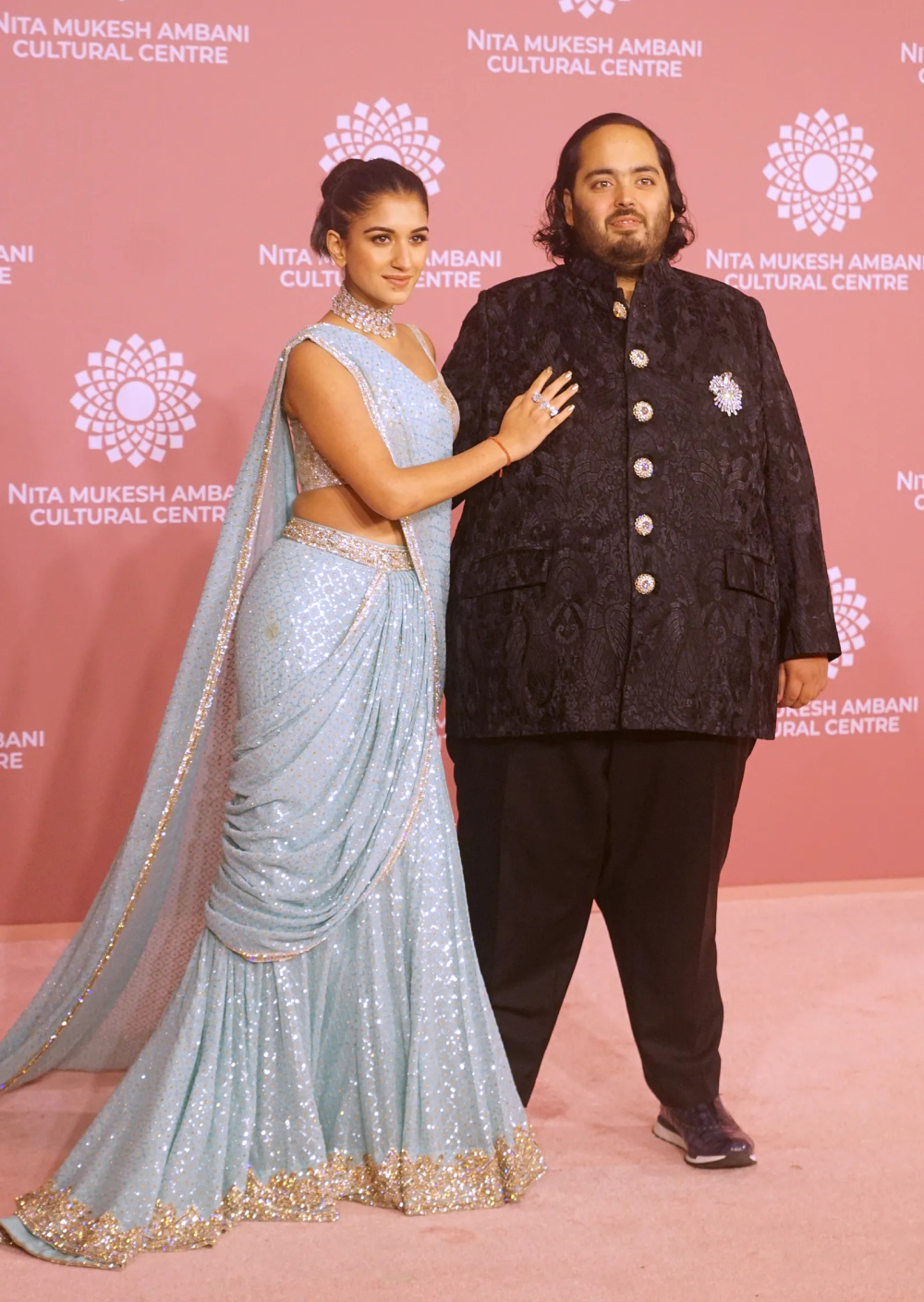 印度首富儿子复胖携手漂亮新娘开婚前派对减掉的200多斤回来了