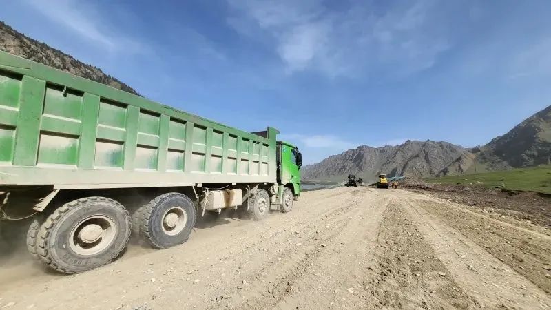 在s340线至红旗牧场公路项目66公里的建设沿线上,200多台套的推土机