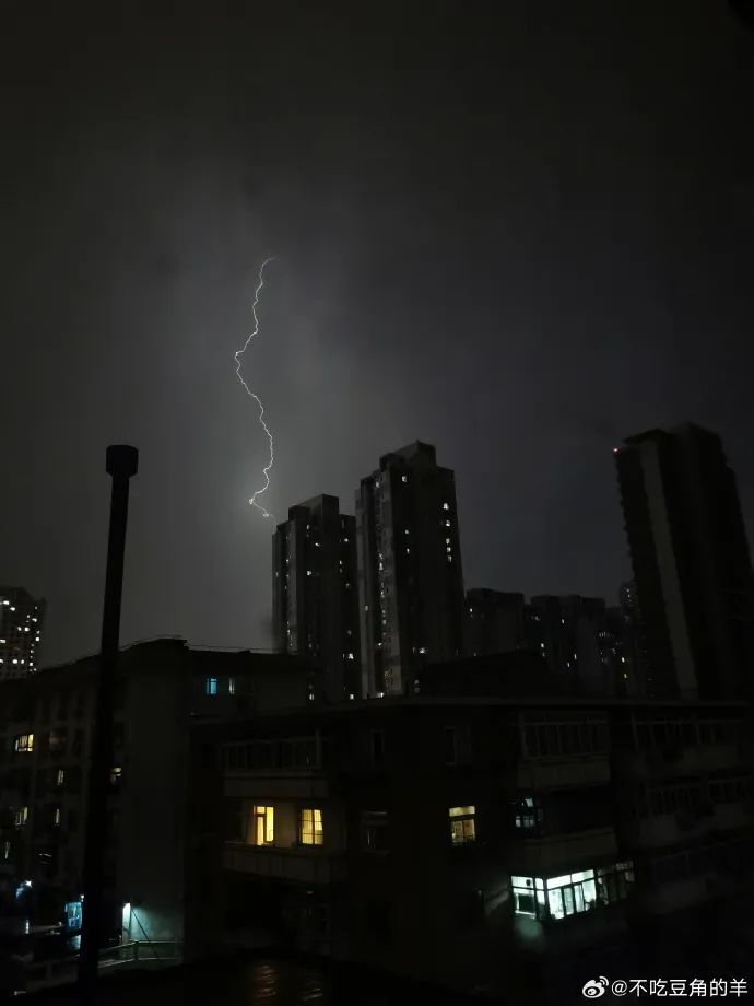 "天津群众lnt"x按住画面移动小窗倍速00:00/00:00【昨夜,天津电闪雷鸣