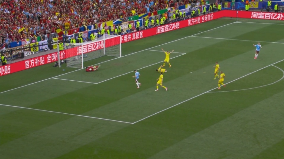 卡拉斯科中路带到人堆,连球带人射门被扑