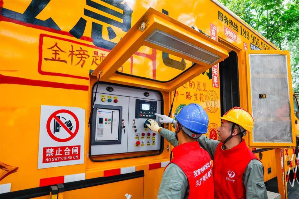 满身涂鸦的应急电源车来到考场边,为武汉高考学子送"福"保电