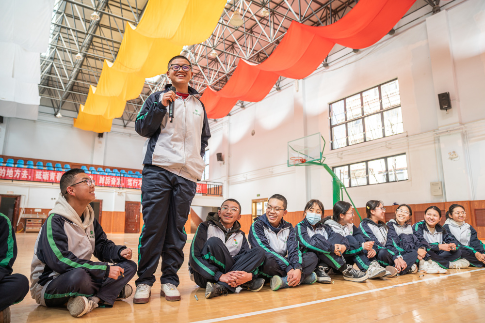 3月1日,拉萨北京实验中学的学生讲述假期生活趣事.