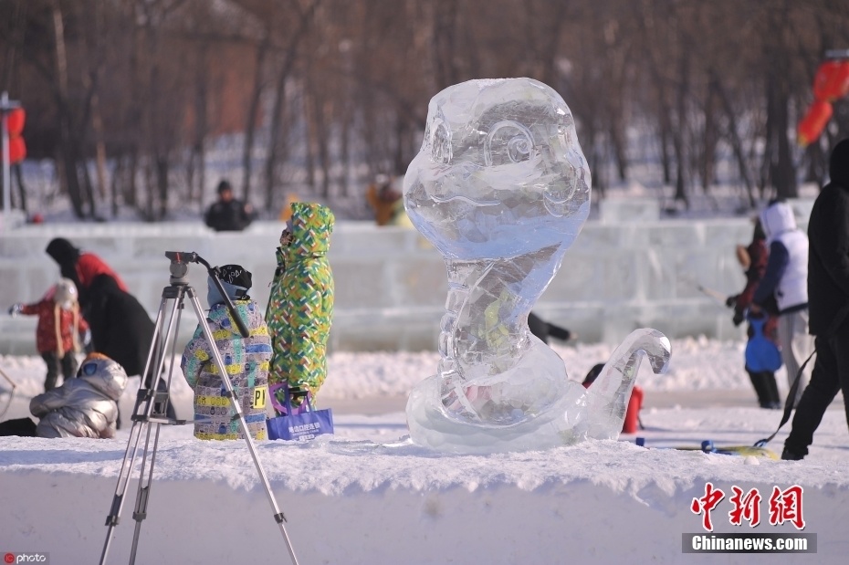 这些冰雕加上底座近2米高,制作精美,栩栩如生,成为市民游客新的打卡