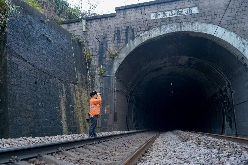 照亮2270米隧道微光护航1分钟春运畅途