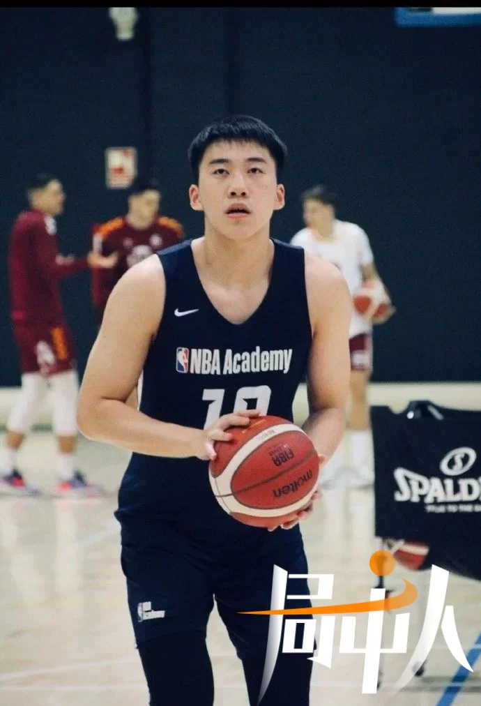 谈到王俊杰时,诸暨海亮中学篮球队教练毛伟林说道:俊杰从小就是一个