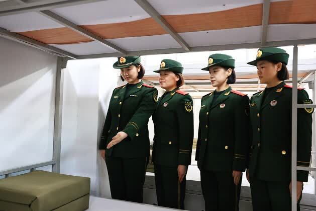 武警官兵走进天安门国旗护卫队_腾讯新闻
