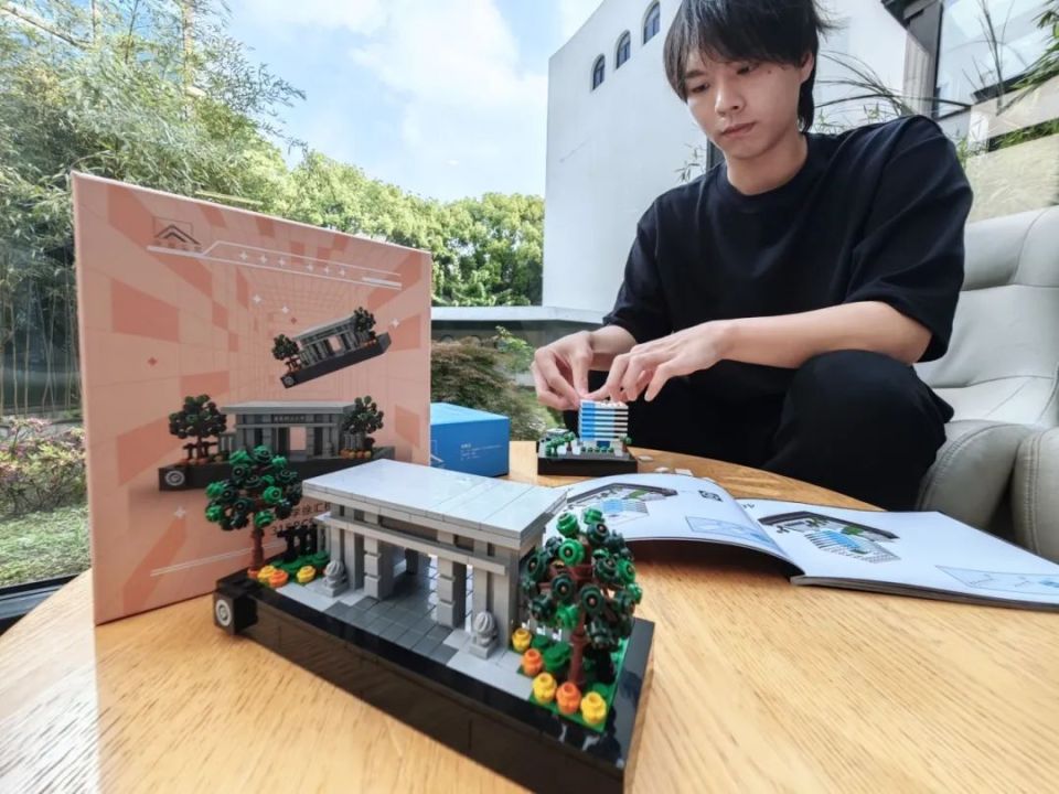 戳中"心巴"!他用积木"定格"最熟悉的校园建筑