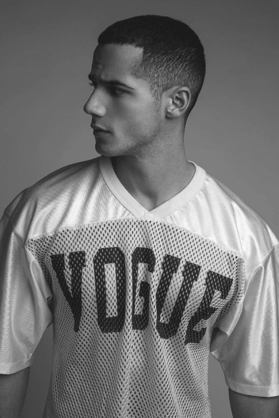 不过,无意适配时尚圈男模标准的他,在练就身材的道路上越走越猛,凭借