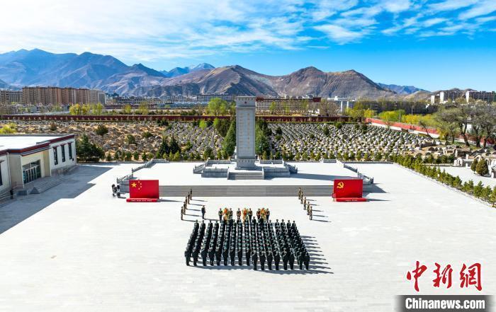 缅怀先烈祭忠魂 拉萨警备区举行祭扫活动