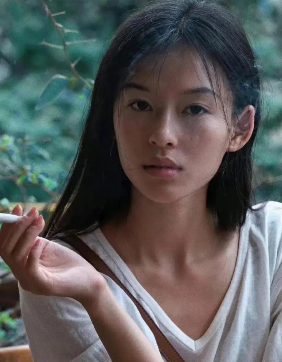 站在那里就是对传统审美的挑衅,从巨星到被观众接受,她熬了快30年