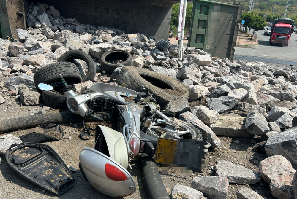 货车侧翻"一带六",场面十分"壮观" | 知危险会避险