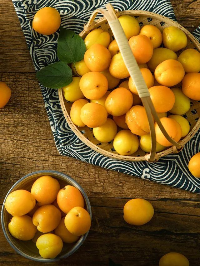 超甜的新疆小白杏,皮薄,肉多,香甜味美!