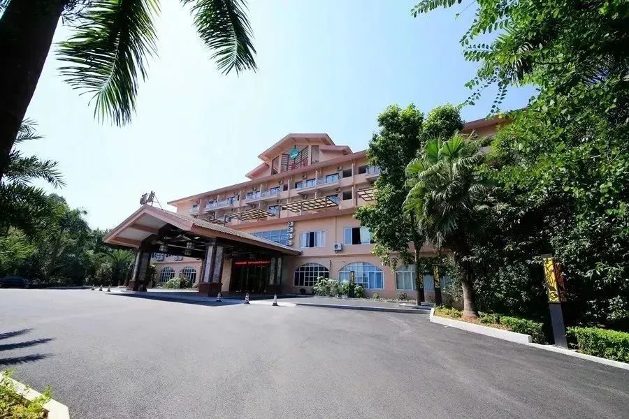 小河流水酒店是以岭南的艺术建筑风格设计建造中国十佳温泉度假酒店等