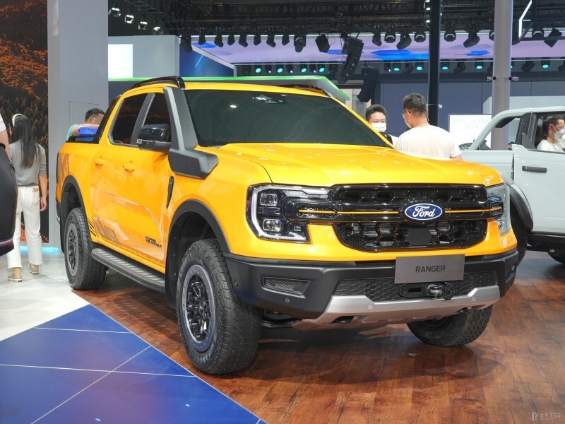 外觀方面,新車延續了福特皮卡的硬派風格,與硬核越野車ford bronco