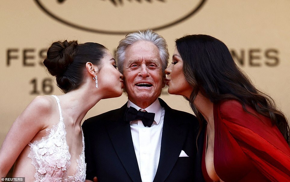 53岁泽塔琼斯陪丈夫领大奖,深v到肚脐用力过猛,20岁女儿美若仙子_腾讯