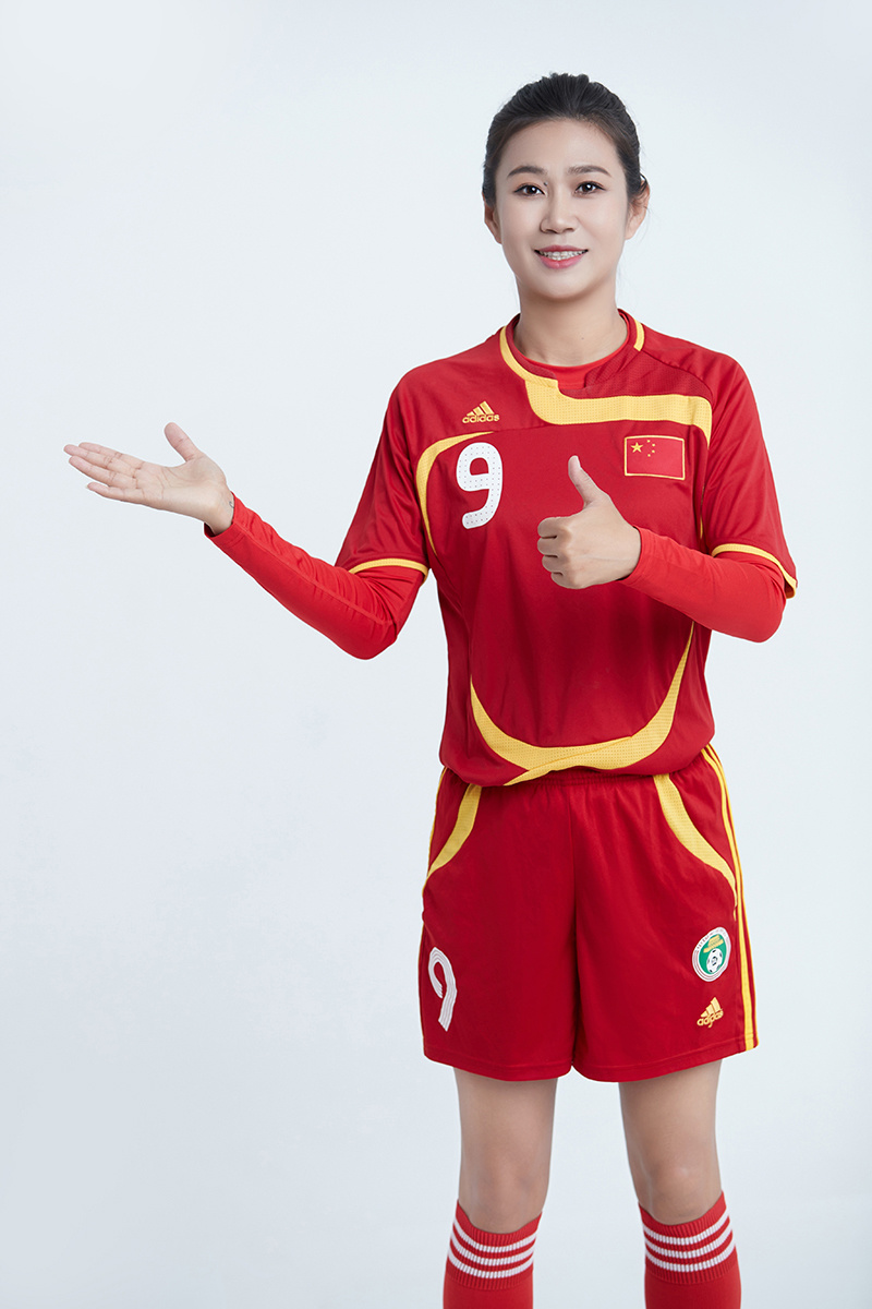 给男足打气帮女足助力韩端为足球千里走单骑