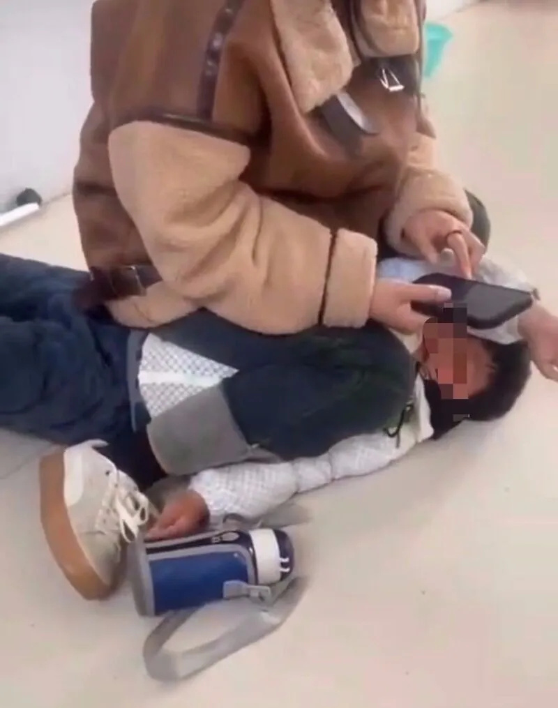 气愤幼师殴打男童还踩脸官方园长停职涉事幼师开除