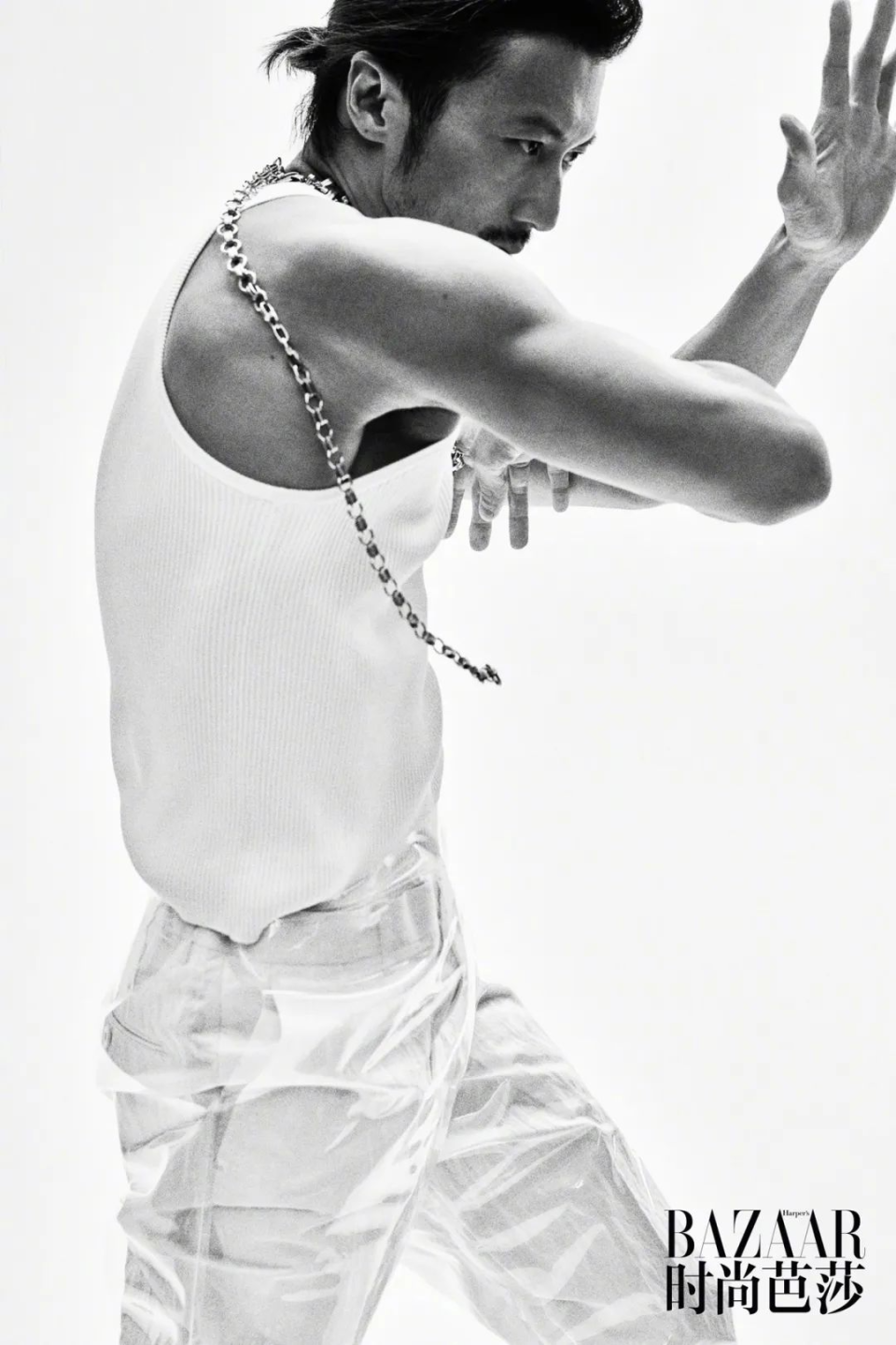 影帝谢霆锋《时尚芭莎》封面大片,对镜展现健硕肌肉硬朗身手_腾讯新闻