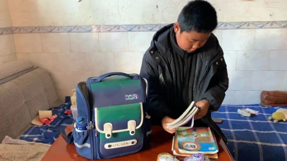 9岁男孩杨琦超家在云南农村,有一个妹妹,生活条件一直很窘迫,在他五岁