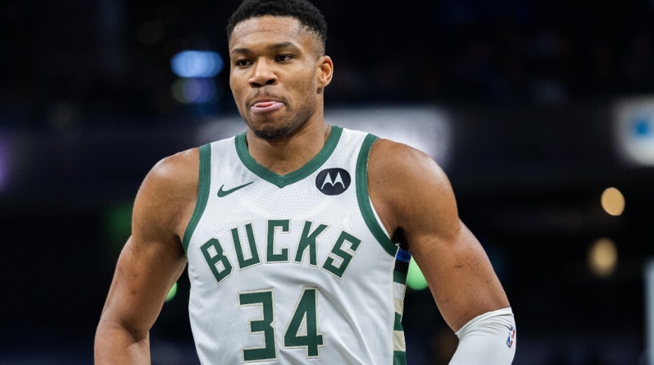 字母哥我不想撒谎但我感觉手上拿的不是今天的比赛用球