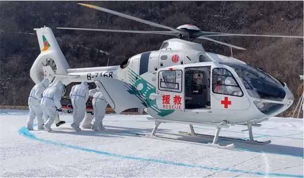 图为999医疗转运型直升机将受伤运动员转运至医院