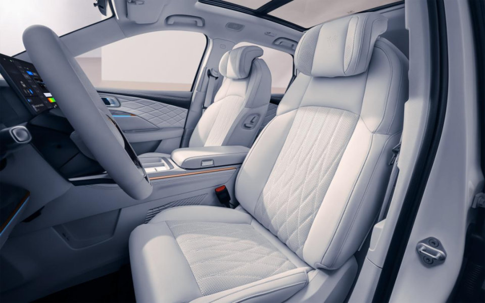 综合续航1300公里 不到13万的哪吒l开卷增程suv市场