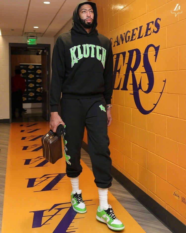 湖人穿搭:詹姆斯蓝白运动装 浓眉一身黑夹点绿