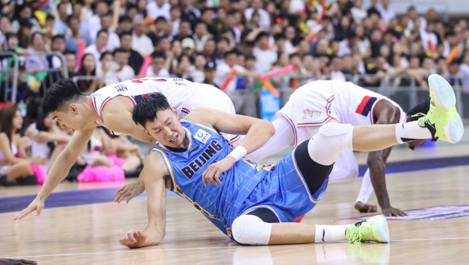 CBA综述：周琦受伤无碍北京6战全胜 辽宁惜败+广东新疆北控大胜_腾讯新闻