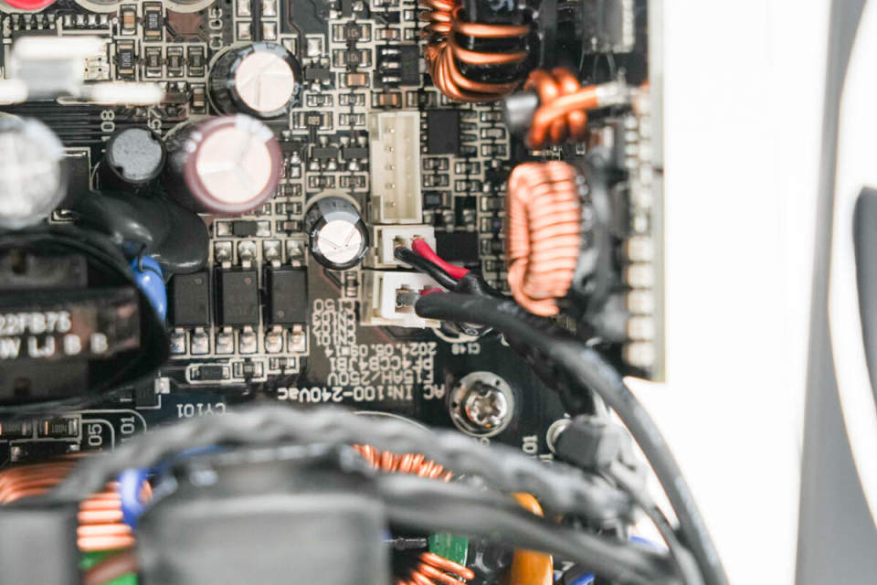 从电源内部取出风扇,风扇设有导流板,着重为发热区域散热.