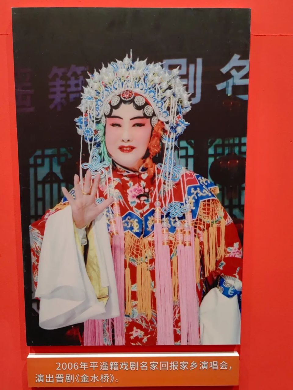 其中包括很多她回到家乡山西演出的精彩时刻:1993年她在壶口拍摄音乐