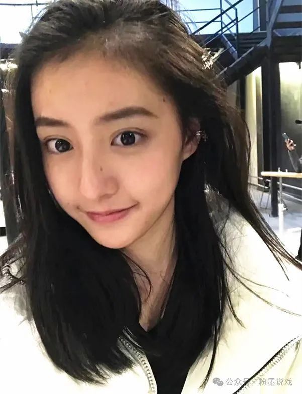 可惜了!胡连馨素颜照被扒出,原来高中就是有名的校花啊