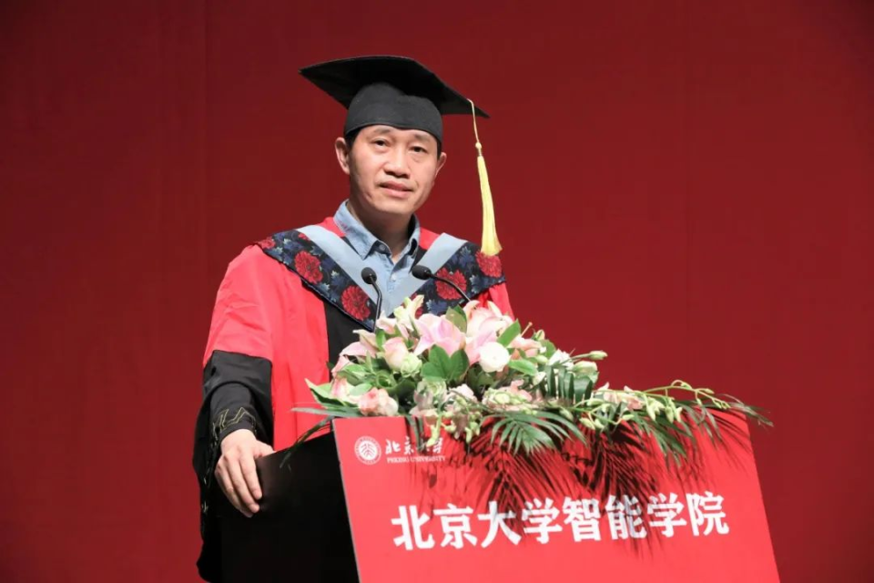 北京大学智能学院2023年的毕业典礼上,作为教师代表的陈宝权将他经由