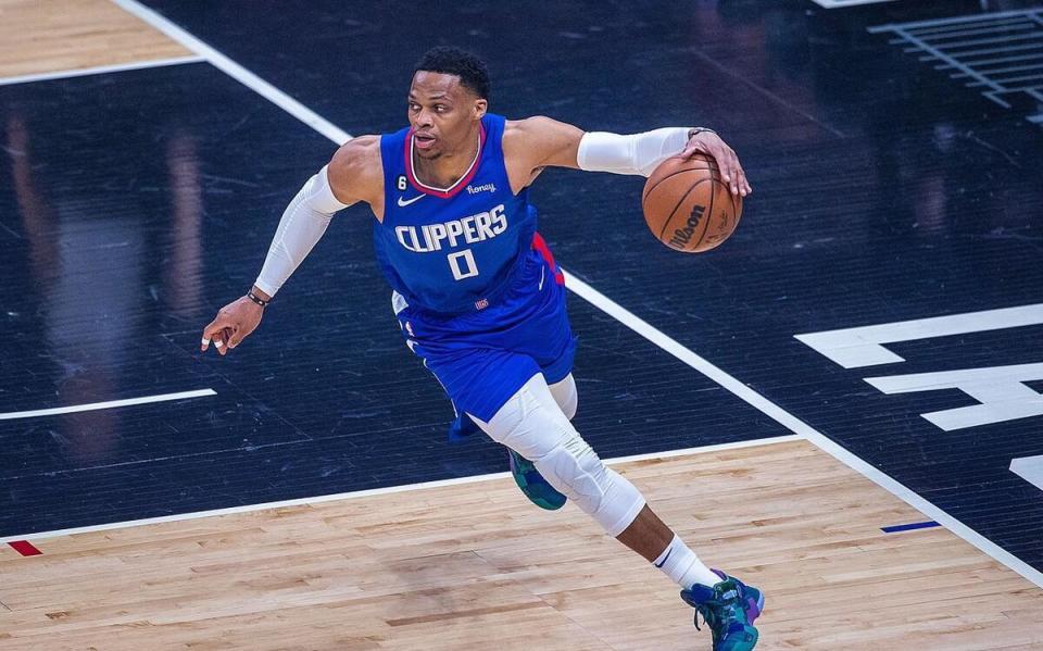 威少复出砍147全场观众热烈欢呼赛后采访让球迷肃然起敬