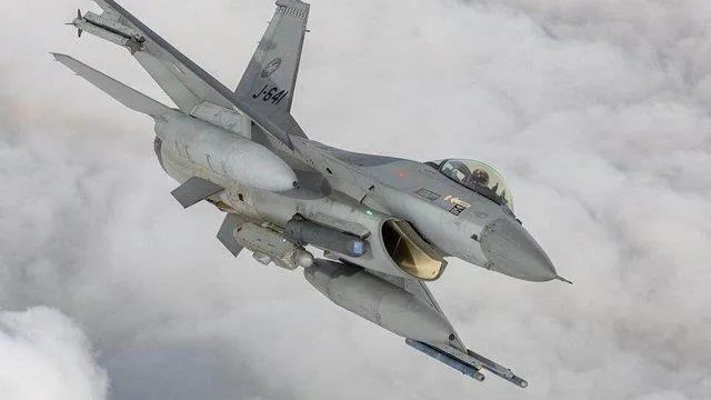 F-16ɱ